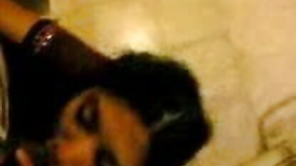 एक सेक्सी फिल्म वीडियो में हिंदी में मोटल के कमरे में खोई हुई आत्माओं का एक जोड़ा