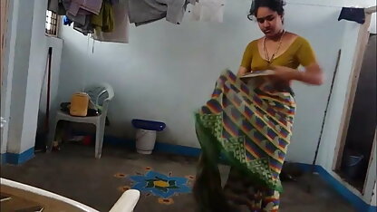 असाधारण तरीके से जॉनी के निर्माण हिंदी फिल्म की सेक्सी की जाँच की