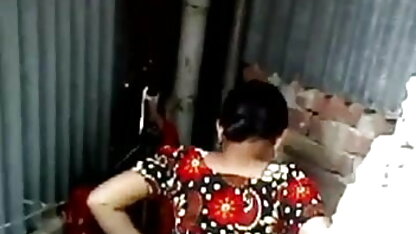 सीढ़ियों सेक्सी फिल्म हिंदी एचडी वीडियो पर लिंग चूसता है