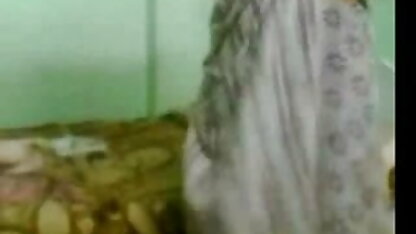 बच्चे को खोखले में ले जाता हिंदी पिक्चर में सेक्सी है