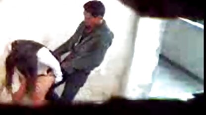 लड़की को सोफे फिल्म सेक्सी हिंदी में पर बिठाता है