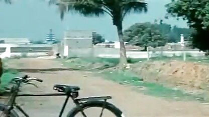 कमरे में बंद कर एक सेक्सी फिल्म वीडियो दिया