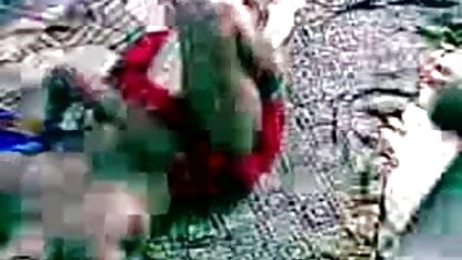 पतली भूरे बालों वाली महिला मद्रासी सेक्सी पिक्चर मद्रासी एक गले के स्तन में बल की कोशिश करती है